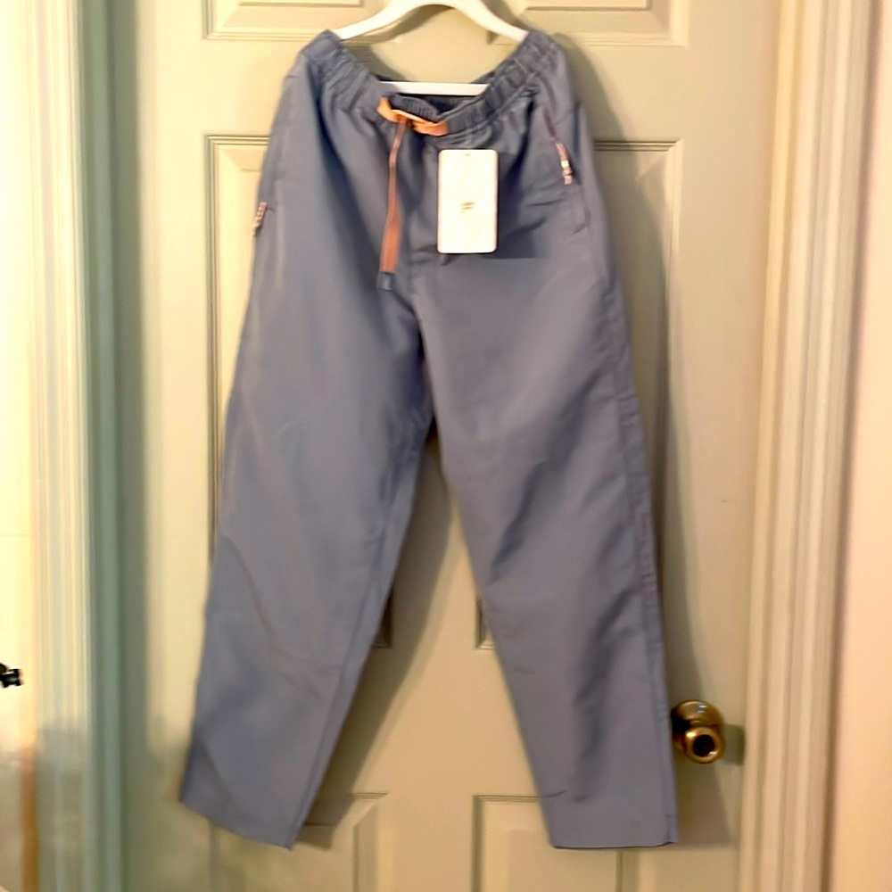 FABLETICS woven hike pant size women’s XS grey with pale pink zippers and belt
